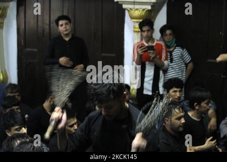 Les réfugiés musulmans chiites afghans vivant en Inde se flagelent lors d'un cortège pour marquer l'anniversaire de la mort d'Ashura, l'Imam Hussein, petit-fils du prophète Mahomet, à New Delhi, en Inde, sur 20 août 2021. (Photo de Mayank Makhija/NurPhoto) Banque D'Images