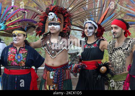 Danseurs mexicains vêtus de costumes aztèques tout en effectuant une danse culturelle pendant les célébrations de la Journée des morts à Toronto, Ontario, Canada, on 01 novembre 2015. Le jour des morts (Dia de los Muertos) est une fête mexicaine traditionnelle qui coïncide avec le jour de tous les âmes dans le calendrier catholique, est marquée par des visites aux sites de tombe des proches. C'est une occasion joyeuse au cours de laquelle les célébrants se souviennent du défunt. (Photo de Creative Touch Imaging Ltd./NurPhoto) Banque D'Images