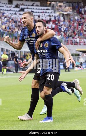 Hakan Calhanoglu du FC Internazionale fête avec Edin Dzeko après avoir marquant le deuxième but de son équipe lors du match entre le FC Internazionale et le FC Gênes CFC au Stadio Giuseppe Meazza sur 21 août 2021 à Milan, en Italie. (Photo de Giuseppe Cottini/NurPhoto) Banque D'Images