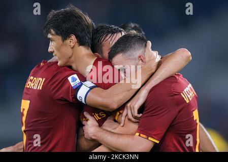 Jordan Veretout of AS Roma fête après avoir obtenu le troisième but lors du match de la série A entre Roma et Fiorentina au Stadio Olimpico, Rome, Italie, le 22 août 2021. (Photo de Giuseppe Maffia/NurPhoto) Banque D'Images