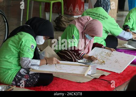 Les personnes handicapées sont formées à batik dans le hall du bâtiment Balai Pustaka, Palmeriam, Mattaman, Djakarta est, Indonésie sur 24 août 2021. Dans l'activité, les participants ont appris à faire du batik avec le canting. Ils ont fait plusieurs photos comme des mascottes de forage à l'huile et des engins de forage, ondel-ondel, Monas et ainsi de suite. Tous les participants sont des résidents et des étudiants du district de Matraman qui ont des besoins spéciaux. L'événement est prévu pour durer jusqu'à mercredi. Toutefois, si possible, elle sera maintenue pendant 24 jours. (Photo de Dasril Roszandi/NurPhoto) Banque D'Images