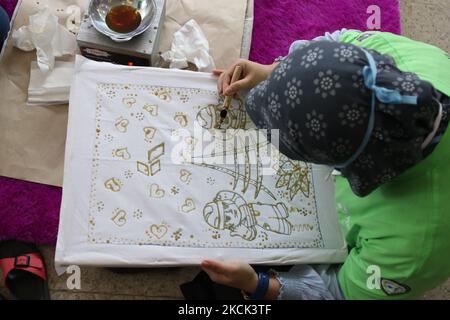 Les personnes handicapées sont formées à batik dans le hall du bâtiment Balai Pustaka, Palmeriam, Mattaman, Djakarta est, Indonésie sur 24 août 2021. Dans l'activité, les participants ont appris à faire du batik avec le canting. Ils ont fait plusieurs photos comme des mascottes de forage à l'huile et des engins de forage, ondel-ondel, Monas et ainsi de suite. Tous les participants sont des résidents et des étudiants du district de Matraman qui ont des besoins spéciaux. L'événement est prévu pour durer jusqu'à mercredi. Toutefois, si possible, elle sera maintenue pendant 24 jours. (Photo de Dasril Roszandi/NurPhoto) Banque D'Images