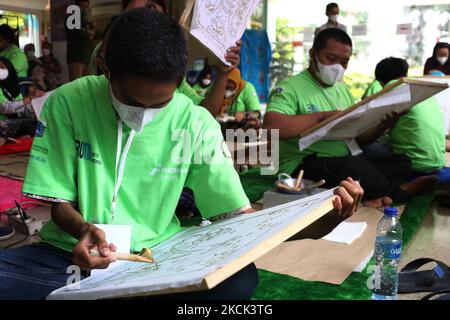 Les personnes handicapées sont formées à batik dans le hall du bâtiment Balai Pustaka, Palmeriam, Mattaman, Djakarta est, Indonésie sur 24 août 2021. Dans l'activité, les participants ont appris à faire du batik avec le canting. Ils ont fait plusieurs photos comme des mascottes de forage à l'huile et des engins de forage, ondel-ondel, Monas et ainsi de suite. Tous les participants sont des résidents et des étudiants du district de Matraman qui ont des besoins spéciaux. L'événement est prévu pour durer jusqu'à mercredi. Toutefois, si possible, elle sera maintenue pendant 24 jours. (Photo de Dasril Roszandi/NurPhoto) Banque D'Images