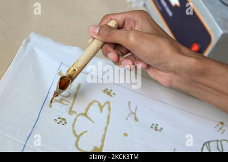 Les personnes handicapées sont formées à batik dans le hall du bâtiment Balai Pustaka, Palmeriam, Mattaman, Djakarta est, Indonésie sur 24 août 2021. Dans l'activité, les participants ont appris à faire du batik avec le canting. Ils ont fait plusieurs photos comme des mascottes de forage à l'huile et des engins de forage, ondel-ondel, Monas et ainsi de suite. Tous les participants sont des résidents et des étudiants du district de Matraman qui ont des besoins spéciaux. L'événement est prévu pour durer jusqu'à mercredi. Toutefois, si possible, elle sera maintenue pendant 24 jours. (Photo de Dasril Roszandi/NurPhoto) Banque D'Images