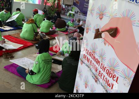 Les personnes handicapées sont formées à batik dans le hall du bâtiment Balai Pustaka, Palmeriam, Mattaman, Djakarta est, Indonésie sur 24 août 2021. Dans l'activité, les participants ont appris à faire du batik avec le canting. Ils ont fait plusieurs photos comme des mascottes de forage à l'huile et des engins de forage, ondel-ondel, Monas et ainsi de suite. Tous les participants sont des résidents et des étudiants du district de Matraman qui ont des besoins spéciaux. L'événement est prévu pour durer jusqu'à mercredi. Toutefois, si possible, elle sera maintenue pendant 24 jours. (Photo de Dasril Roszandi/NurPhoto) Banque D'Images