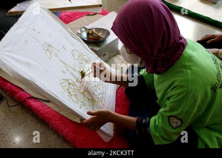 Les personnes handicapées sont formées à batik dans le hall du bâtiment Balai Pustaka, Palmeriam, Mattaman, Djakarta est, Indonésie sur 24 août 2021. Dans l'activité, les participants ont appris à faire du batik avec le canting. Ils ont fait plusieurs photos comme des mascottes de forage à l'huile et des engins de forage, ondel-ondel, Monas et ainsi de suite. Tous les participants sont des résidents et des étudiants du district de Matraman qui ont des besoins spéciaux. L'événement est prévu pour durer jusqu'à mercredi. Toutefois, si possible, elle sera maintenue pendant 24 jours. (Photo de Dasril Roszandi/NurPhoto) Banque D'Images