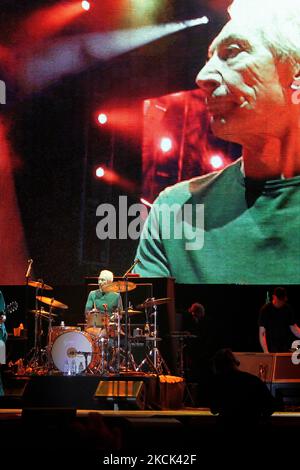 (Image du fichier) le batteur Rolling Stones Charlie Watts, est décédé à l'âge de 80 ans à Londres le 24 août 2021. Sa mort, dans un hôpital, a été annoncée par son attaché de presse, Bernard Doherty. Aucun autre détail n'a été fourni immédiatement. Image de fichier - Charlie Watts se présentant avec les Rolling Stones au festival de musique Rock in Rio à Lisbonne en 2014. (Photo par Pedro Fiúza/NurPhoto) Banque D'Images