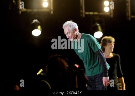 (Image du fichier) le batteur Rolling Stones Charlie Watts, est décédé à l'âge de 80 ans à Londres le 24 août 2021. Sa mort, dans un hôpital, a été annoncée par son attaché de presse, Bernard Doherty. Aucun autre détail n'a été fourni immédiatement. Image de fichier - Charlie Watts se présentant avec les Rolling Stones au festival de musique Rock in Rio à Lisbonne en 2014. (Photo par Pedro Fiúza/NurPhoto) Banque D'Images