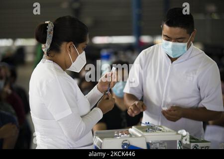 Application libre de la deuxième dose du vaccin Sinovac contre le COVID-19, pour les personnes de 18 à 29 ans qui vivent dans le quartier Iztacalco. Mexico, Mexique, on 24 août 2021. (Photo par Cristian Leyva/NurPhoto) Banque D'Images