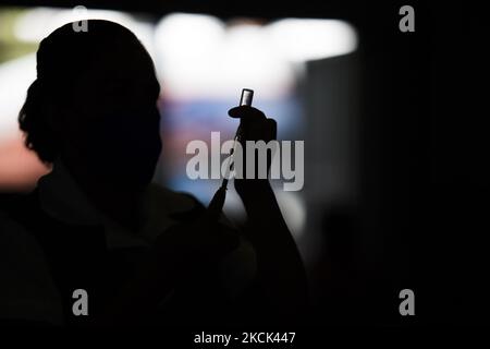 Application libre de la deuxième dose du vaccin Sinovac contre le COVID-19, pour les personnes de 18 à 29 ans qui vivent dans le quartier Iztacalco. Mexico, Mexique, on 24 août 2021. (Photo par Cristian Leyva/NurPhoto) Banque D'Images