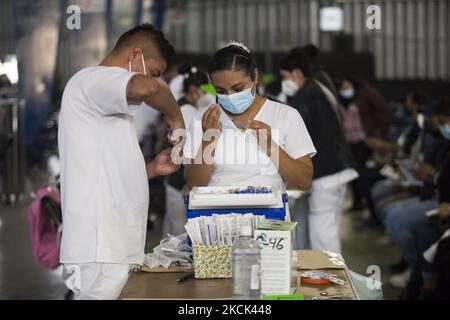 Application libre de la deuxième dose du vaccin Sinovac contre le COVID-19, pour les personnes de 18 à 29 ans qui vivent dans le quartier Iztacalco. Mexico, Mexique, on 24 août 2021. (Photo par Cristian Leyva/NurPhoto) Banque D'Images