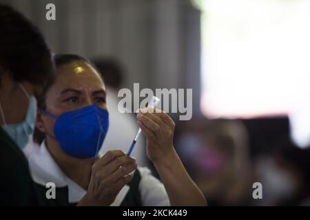 Application libre de la deuxième dose du vaccin Sinovac contre le COVID-19, pour les personnes de 18 à 29 ans qui vivent dans le quartier Iztacalco. Mexico, Mexique, on 24 août 2021. (Photo par Cristian Leyva/NurPhoto) Banque D'Images