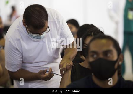 Application libre de la deuxième dose du vaccin Sinovac contre le COVID-19, pour les personnes de 18 à 29 ans qui vivent dans le quartier Iztacalco. Mexico, Mexique, on 24 août 2021. (Photo par Cristian Leyva/NurPhoto) Banque D'Images