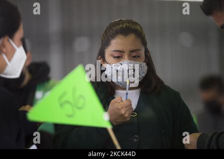 Application libre de la deuxième dose du vaccin Sinovac contre le COVID-19, pour les personnes de 18 à 29 ans qui vivent dans le quartier Iztacalco. Mexico, Mexique, on 24 août 2021. (Photo par Cristian Leyva/NurPhoto) Banque D'Images