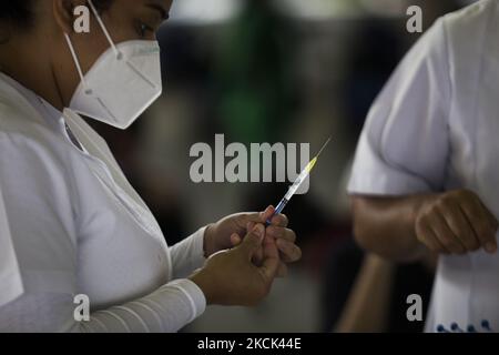 Application libre de la deuxième dose du vaccin Sinovac contre le COVID-19, pour les personnes de 18 à 29 ans qui vivent dans le quartier Iztacalco. Mexico, Mexique, on 24 août 2021. (Photo par Cristian Leyva/NurPhoto) Banque D'Images