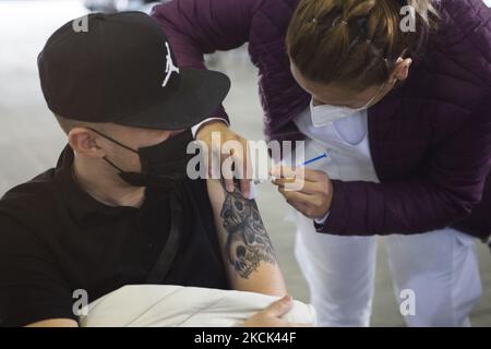 Application libre de la deuxième dose du vaccin Sinovac contre le COVID-19, pour les personnes de 18 à 29 ans qui vivent dans le quartier Iztacalco. Mexico, Mexique, on 24 août 2021. (Photo par Cristian Leyva/NurPhoto) Banque D'Images