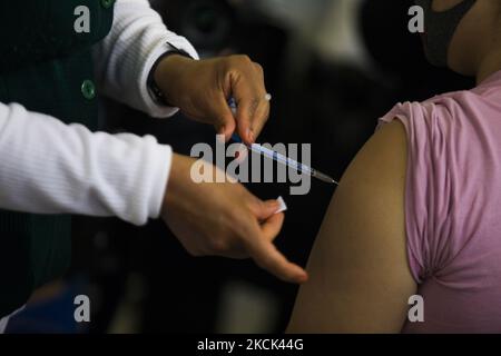 Application libre de la deuxième dose du vaccin Sinovac contre le COVID-19, pour les personnes de 18 à 29 ans qui vivent dans le quartier Iztacalco. Mexico, Mexique, on 24 août 2021. (Photo par Cristian Leyva/NurPhoto) Banque D'Images