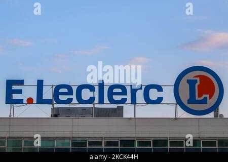 Vue sur le supermarché E. Leclerc à Varsovie, Pologne à Varsovie, Pologne sur 29 juillet 2021. (Photo de Beata Zawrzel/NurPhoto) Banque D'Images