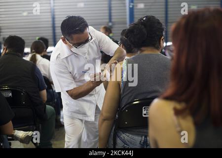 Application libre de la deuxième dose du vaccin Sinovac contre le COVID-19, pour les personnes de 18 à 29 ans qui vivent dans le quartier Iztacalco. Mexico, Mexique, on 24 août 2021. (Photo par Cristian Leyva/NurPhoto) Banque D'Images