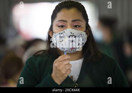 Application libre de la deuxième dose du vaccin Sinovac contre le COVID-19, pour les personnes de 18 à 29 ans qui vivent dans le quartier Iztacalco. Mexico, Mexique, on 24 août 2021. (Photo par Cristian Leyva/NurPhoto) Banque D'Images