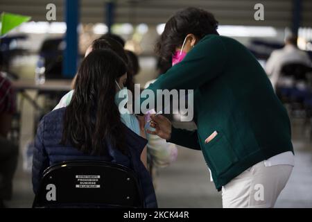 Application libre de la deuxième dose du vaccin Sinovac contre le COVID-19, pour les personnes de 18 à 29 ans qui vivent dans le quartier Iztacalco. Mexico, Mexique, on 24 août 2021. (Photo par Cristian Leyva/NurPhoto) Banque D'Images