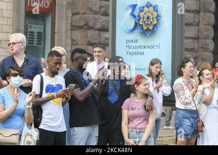 Des gens saluent les anciens combattants ukrainiens de guerre dans l'est de l'Ukraine participant à la marche des défenseurs de l'Ukraine, consacrée à l'anniversaire de l'indépendance 30th, à Kiev, Ukraine, 24 août 2021 (photo de Maxym Marusenko/NurPhoto) Banque D'Images