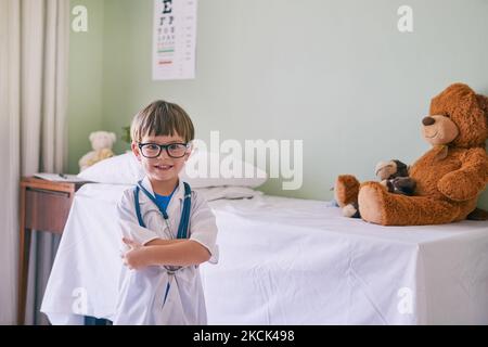 Il veut guérir les malades et une meilleure humanité. Un adorable petit garçon habillé comme médecin. Banque D'Images