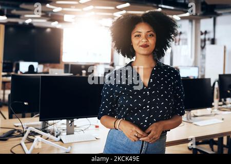 Soyez audacieux et trouvez votre propre chemin vers le succès. Portrait d'une jeune femme designer attrayante souriant et dans de bons esprits au bureau. Banque D'Images