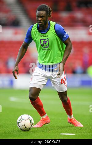 Baba Fernandes, de la forêt de Nottingham, se réchauffe avant le coup d'envoi lors du match de la Carabao Cup entre la forêt de Nottingham et Wolverhampton Wanderers au City Ground, Nottingham, Royaume-Uni, le 24th août 2021. (Photo de Jon Hobley/MI News/NurPhoto) Banque D'Images