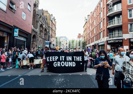 La rébellion d'extinction bloque la jonction à l'extérieur du Théâtre du Palais dans le centre de Londres sur 24 août 2021 dans le cadre de la série d'actions du groupe "rébellion impossible". - Des milliers de manifestants pour le changement climatique ont continué à dévaliter le centre de Londres sur 24 août, tandis que la rébellion, un groupe de militants pour l'environnement, a procédé à sa dernière série de manifestations, promettant deux semaines de perturbations. (Photo de Patrick Gunning/NurPhoto) Banque D'Images