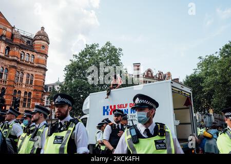 La rébellion d'extinction bloque la jonction à l'extérieur du Théâtre du Palais dans le centre de Londres sur 24 août 2021 dans le cadre de la série d'actions du groupe "rébellion impossible". - Des milliers de manifestants pour le changement climatique ont continué à dévaliter le centre de Londres sur 24 août, tandis que la rébellion, un groupe de militants pour l'environnement, a procédé à sa dernière série de manifestations, promettant deux semaines de perturbations. (Photo de Patrick Gunning/NurPhoto) Banque D'Images