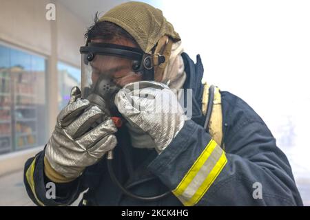 Les pompiers de diverses villes répondent à une alarme incendie de 4th coups dans l'épicerie de la ville d'Antipolo, aux Philippines, le matin de 25 août 2021. En ce qui concerne les responsables de BFP, 70 % des biens commerciaux sont brûlés et 34 millions de pesos de dommages sont enregistrés. Les autorités enquêtent encore sur les causes de l'incendie. (Photo par Ryan Eduard Benaid/NurPhoto) Banque D'Images