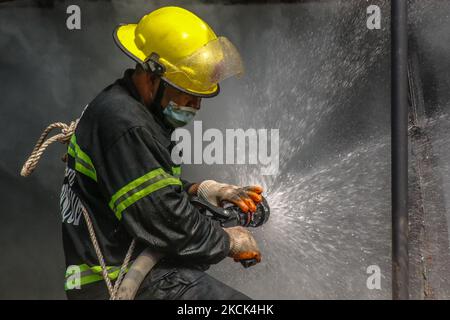 Les pompiers de diverses villes répondent à une alarme incendie de 4th coups dans l'épicerie de la ville d'Antipolo, aux Philippines, le matin de 25 août 2021. En ce qui concerne les responsables de BFP, 70 % des biens commerciaux sont brûlés et 34 millions de pesos de dommages sont enregistrés. Les autorités enquêtent encore sur les causes de l'incendie. (Photo par Ryan Eduard Benaid/NurPhoto) Banque D'Images