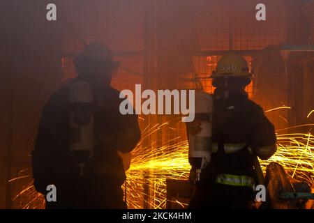 Les pompiers de diverses villes répondent à une alarme incendie de 4th coups dans l'épicerie de la ville d'Antipolo, aux Philippines, le matin de 25 août 2021. En ce qui concerne les responsables de BFP, 70 % des biens commerciaux sont brûlés et 34 millions de pesos de dommages sont enregistrés. Les autorités enquêtent encore sur les causes de l'incendie. (Photo par Ryan Eduard Benaid/NurPhoto) Banque D'Images