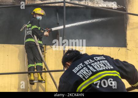 Les pompiers de diverses villes répondent à une alarme incendie de 4th coups dans l'épicerie de la ville d'Antipolo, aux Philippines, le matin de 25 août 2021. En ce qui concerne les responsables de BFP, 70 % des biens commerciaux sont brûlés et 34 millions de pesos de dommages sont enregistrés. Les autorités enquêtent encore sur les causes de l'incendie. (Photo par Ryan Eduard Benaid/NurPhoto) Banque D'Images