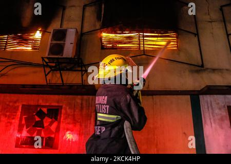 Les pompiers de diverses villes répondent à une alarme incendie de 4th coups dans l'épicerie de la ville d'Antipolo, aux Philippines, le matin de 25 août 2021. En ce qui concerne les responsables de BFP, 70 % des biens commerciaux sont brûlés et 34 millions de pesos de dommages sont enregistrés. Les autorités enquêtent encore sur les causes de l'incendie. (Photo par Ryan Eduard Benaid/NurPhoto) Banque D'Images