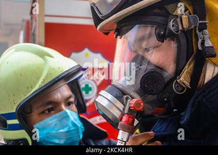 Les pompiers de diverses villes répondent à une alarme incendie de 4th coups dans l'épicerie de la ville d'Antipolo, aux Philippines, le matin de 25 août 2021. En ce qui concerne les responsables de BFP, 70 % des biens commerciaux sont brûlés et 34 millions de pesos de dommages sont enregistrés. Les autorités enquêtent encore sur les causes de l'incendie. (Photo par Ryan Eduard Benaid/NurPhoto) Banque D'Images