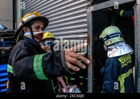 Les pompiers de diverses villes répondent à une alarme incendie de 4th coups dans l'épicerie de la ville d'Antipolo, aux Philippines, le matin de 25 août 2021. En ce qui concerne les responsables de BFP, 70 % des biens commerciaux sont brûlés et 34 millions de pesos de dommages sont enregistrés. Les autorités enquêtent encore sur les causes de l'incendie. (Photo par Ryan Eduard Benaid/NurPhoto) Banque D'Images