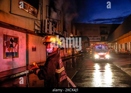 Les pompiers de diverses villes répondent à une alarme incendie de 4th coups dans l'épicerie de la ville d'Antipolo, aux Philippines, le matin de 25 août 2021. En ce qui concerne les responsables de BFP, 70 % des biens commerciaux sont brûlés et 34 millions de pesos de dommages sont enregistrés. Les autorités enquêtent encore sur les causes de l'incendie. (Photo par Ryan Eduard Benaid/NurPhoto) Banque D'Images