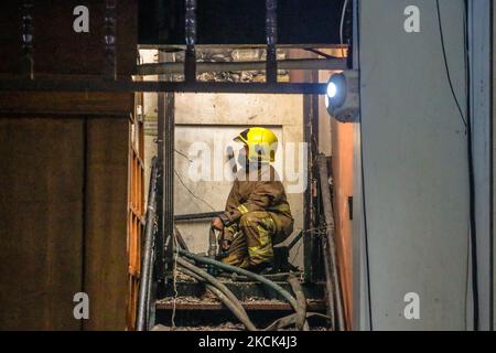 Les pompiers de diverses villes répondent à une alarme incendie de 4th coups dans l'épicerie de la ville d'Antipolo, aux Philippines, le matin de 25 août 2021. En ce qui concerne les responsables de BFP, 70 % des biens commerciaux sont brûlés et 34 millions de pesos de dommages sont enregistrés. Les autorités enquêtent encore sur les causes de l'incendie. (Photo par Ryan Eduard Benaid/NurPhoto) Banque D'Images