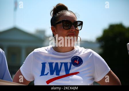 Virginia Kase Solomón, PDG de la Ligue des femmes électeurs des États-Unis participe à une désobéissance civile tandis que les manifestants lient leurs poignets à une clôture devant la Maison Blanche sur 24 août, 2021 dans le cadre d'une protestation de désobéissance civile exigeant que le Président Biden prenne des mesures pour soutenir le droit de vote (photo de Bryan Olin Dozier/NurPhoto) Banque D'Images