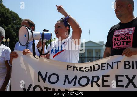 Virginia Kase Solomón, PDG de la Ligue des femmes électeurs des États-Unis participe à une désobéissance civile tandis que les manifestants lient leurs poignets à une clôture devant la Maison Blanche sur 24 août, 2021 dans le cadre d'une protestation de désobéissance civile exigeant que le Président Biden prenne des mesures pour soutenir le droit de vote (photo de Bryan Olin Dozier/NurPhoto) Banque D'Images