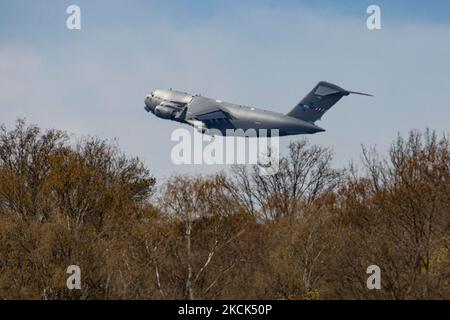 Une capacité de transport aérien stratégique sac Boeing C17 Globemaster III au départ de l'aéroport international d'Eindhoven et de la base aérienne EIN EHEH aux pays-Bas. La base d'origine de sac est HDF Pápa Air base. Les Etats membres sont membres de l'OTAN Bulgarie, Estonie, Hongrie, Lituanie, pays-Bas, Norvège, Pologne, Roumanie, Slovénie et États-Unis d'Amérique, pays du Partenariat pour la paix Finlande et Suède pour les pays opération ou ONU, OTAN ou UE. Le C-17 fabriqué par l'américain est un gros avion de transport militaire développé pour l'US Air Force USAF par McDonnell Douglas pour la tactique A. Banque D'Images