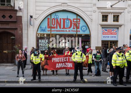 LONDRES, ROYAUME-UNI - 25 AOÛT 2021 : Des activistes et des militants protestent près de l'ambassade du Brésil en solidarité avec les peuples autochtones du Brésil alors que le gouvernement Bolsonaro tente d'ouvrir davantage les terres indigènes à l'exploitation minière et à d'autres activités commerciales qui pourraient exacerber la destruction de la forêt amazonienne le 25 août 2021 à Londres, en Angleterre. (Photo de Wiktor Szymanowicz/NurPhoto) Banque D'Images