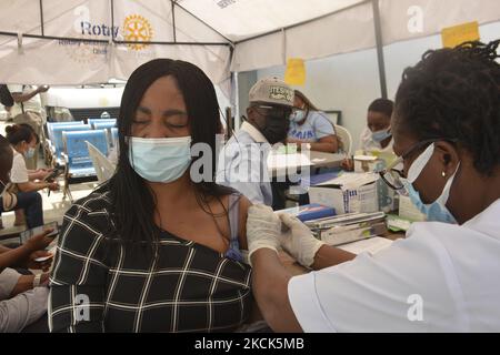 Une femme réagit alors qu'elle reçoit un jab du corononavirus Moderna Covid-19 au Centre de soins de santé primaires d'Oregun, dans la capitale Ikeja, Lagos, sur 25 août 2021. Le gouvernement de l'État de Lagos a commencé une deuxième phase de vaccination Covid-19 dans l'ensemble de l'État, en raison d'une augmentation des cas de variante delta dans tout le pays. (Photo par Olukayode Jaiyeola/NurPhoto) Banque D'Images