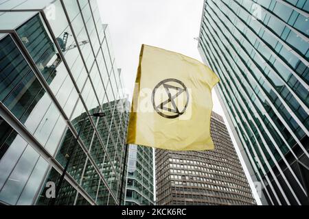 Extinction les vagues du drapeau de la rébellion à Londres, en Grande-Bretagne, le 26 août 2021. Le groupe d'action sur le climat extinction Rebellion (XR) prévoit d'organiser de multiples actions sur deux semaines à partir de 23 août 2021 dans le but de perturber la ville de Londres et plus loin et de placer le changement climatique en tête de l'ordre du jour avant l'accueil du Sommet COP26 au Royaume-Uni plus tard cette année. (Photo de Maciek Musialek/NurPhoto) Banque D'Images
