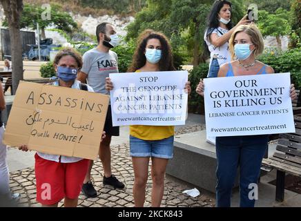 Les manifestants portent des plaques lors d'une réunion de patients atteints de cancer pour protester contre la pénurie de médicaments qui menace le traitement de dizaines de milliers de patients, à l'extérieur du siège de la Commission économique et sociale des Nations Unies pour l'Asie occidentale (CESAO), Au centre de la capitale Beyrouth sur 26 août 2021 (photo de Fadel Itani/NurPhoto) Banque D'Images