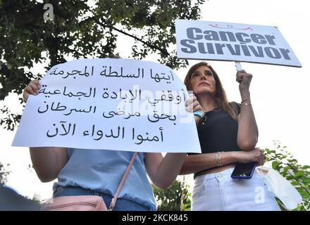 Les manifestants portent des plaques lors d'une réunion de patients atteints de cancer pour protester contre la pénurie de médicaments qui menace le traitement de dizaines de milliers de patients, à l'extérieur du siège de la Commission économique et sociale des Nations Unies pour l'Asie occidentale (CESAO), Au centre de la capitale Beyrouth sur 26 août 2021 (photo de Fadel Itani/NurPhoto) Banque D'Images