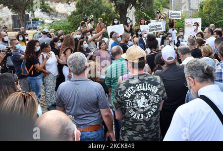 Les manifestants portent des plaques lors d'une réunion de patients atteints de cancer pour protester contre la pénurie de médicaments qui menace le traitement de dizaines de milliers de patients, à l'extérieur du siège de la Commission économique et sociale des Nations Unies pour l'Asie occidentale (CESAO), Au centre de la capitale Beyrouth sur 26 août 2021 (photo de Fadel Itani/NurPhoto) Banque D'Images