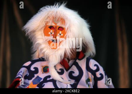 L'homme tibétain interprète le Thashi SholPa au cours d'une représentation culturelle à Toronto, Ontario, Canada, on 22 août 2009. En 1642, l'année du cheval d'eau du calendrier tibétain, après le Dalaï Lama de 5th, a établi le Gouvernement de Gaden Phodrang au Tibet. Il s'est approché des nouveaux abbés du monastère de Drepung lors d'une grande cérémonie au cours de laquelle Tashi Sholpa a été présenté à sa Sainteté comme une offrande prometteuse. Les artistes portant le masque représentent Saint Thangtong Gyalpo, fondateur de l'Opéra tibétain. Cette danse populaire est un extrait de l'opéra tibétain. Il représente la vie d'une famille nomade. (Photo de Creati Banque D'Images